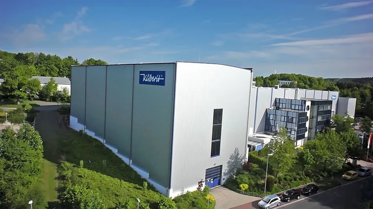 K&uuml;berit zieht die Teilnahme an der BAU im April zur&uuml;ck. Zu sehen ist das K&uuml;berit Firmengeb&auml;ude von oben.