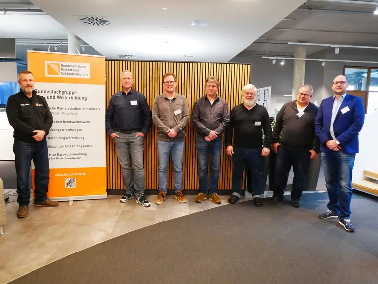 Der neue Vorstand der Fachgruppe Aus- und Weiterbildung (von links): Fachgruppenleiter Tobias Michalak, stellvertretender Fachgruppenleiter Robert Mutschall, Christian Vennemeyer, Ricco Zellhuber, Peter Kron&iacute;cz, Georg K&auml;sbauer und Thimo D&auml;tsch. 