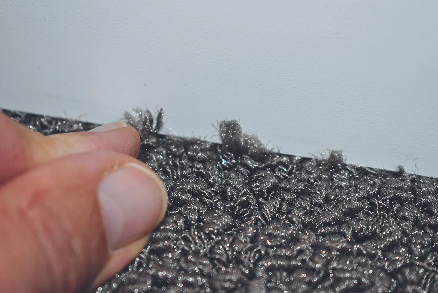 Unsauberer Anschluss mit Fadenzug im ­Bereich von Türen ...