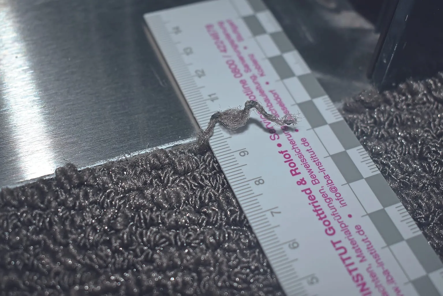 Unsauberer Anschluss mit Fadenzug im ­Bereich von Metallprofilen