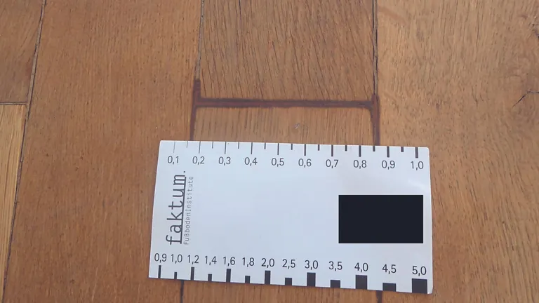 Verfärbungen in Fugen und Stößen Parkett