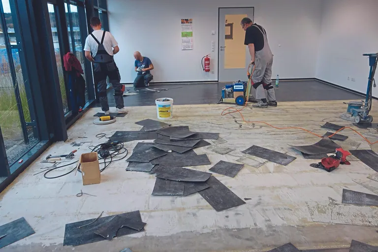 Entfernen des Bodenbelages Untergrundfeuchte.