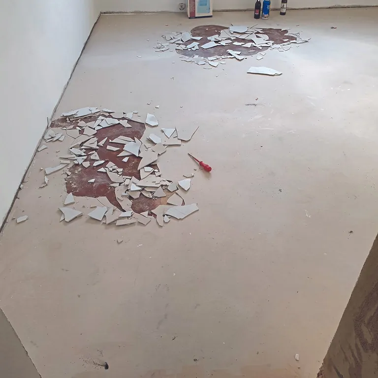 Abgeplatzte Spachtelmasse durch nachschiebende Feuchte