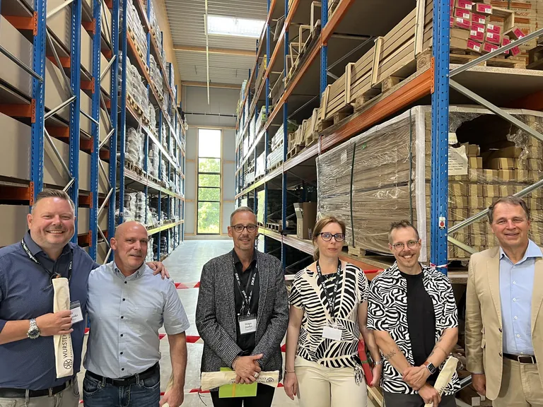 Neue Nachbarn (von links): Marc Lankowski, Regionalleitung W. & L. Jordan, Markus Dolfen, Gesch&auml;ftsf&uuml;hrer Strater Objekt, Holger D&ouml;rfler, Leiter des N&auml;hateliers, W. & L. Jordan, Christiane L&auml;tzel, Niederlassungsleiterin K&ouml;ln, W. & L. Jordan, Mischa-Ron Ferenschild-B&auml;tzel, General Manager, Visuals United, und J&ouml;rg L. Jordan, gesch&auml;ftsf&uuml;hrender Gesellschafter, W. & L. Jordan, freuen sich &uuml;ber den Umzug.