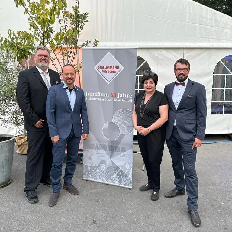 Kreishandwerksmeisterin Rosemarie Ehrlich und Hauptgeschäftsführer Jan- Hendrik Schade begleiteten das Ereignis mit großer Freude und überbrachten ihre Glückwünsche.