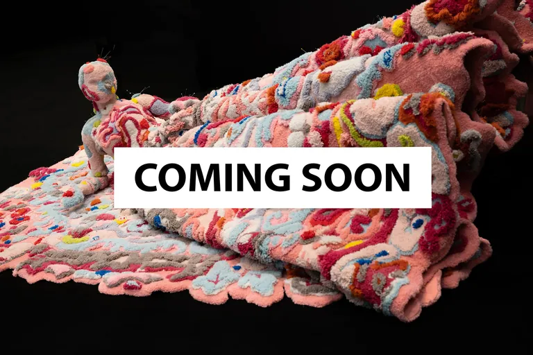 Eine schemenhafte Gestalt aus Teppich tr&auml;gt den Schriftzug "Coming soon". Gemeint ist die Domotex 2024.