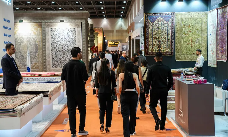 Domotex Middle East-Besucher-laufen-durch die Halle-Teppiche-h&auml;ngen-an-W&auml;nden