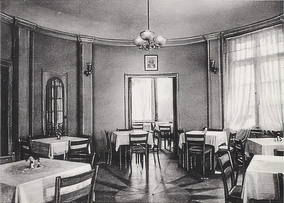 Alte Postkarte zeigt sternförmige Einlegearbeiten