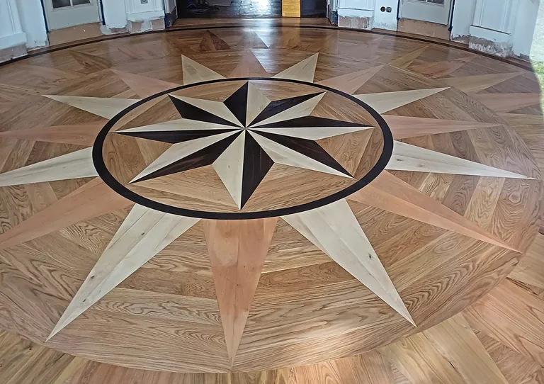 Rekonstruierter Parkettboden mit Einlegearbeiten in Räuchereiche, Eiche, Hainbuche, Buche, Kirschbaum und Akazie