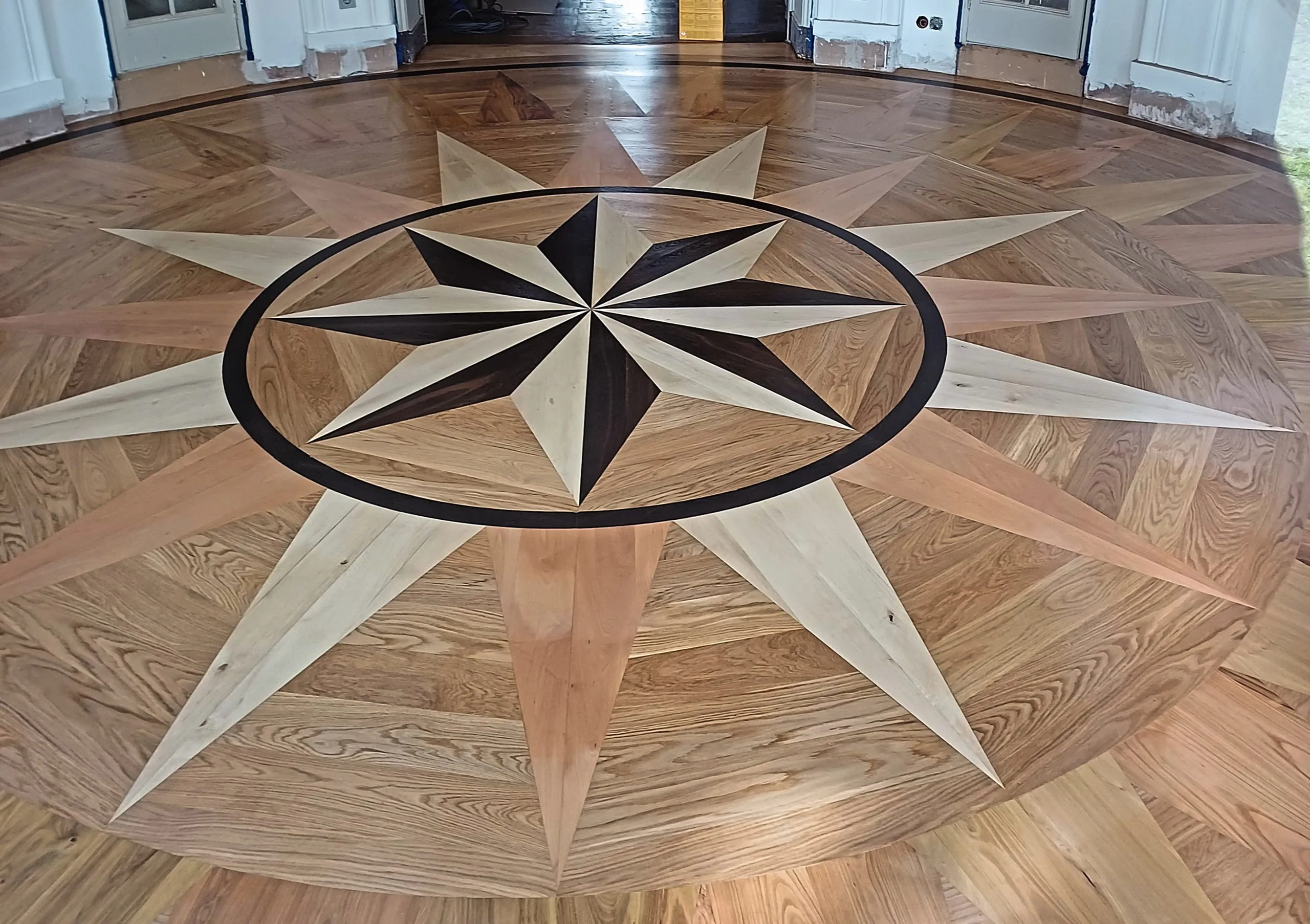 Rekonstruierter Parkettboden mit Einlegearbeiten in Räuchereiche, Eiche, Hainbuche, Buche, Kirschbaum und Akazie