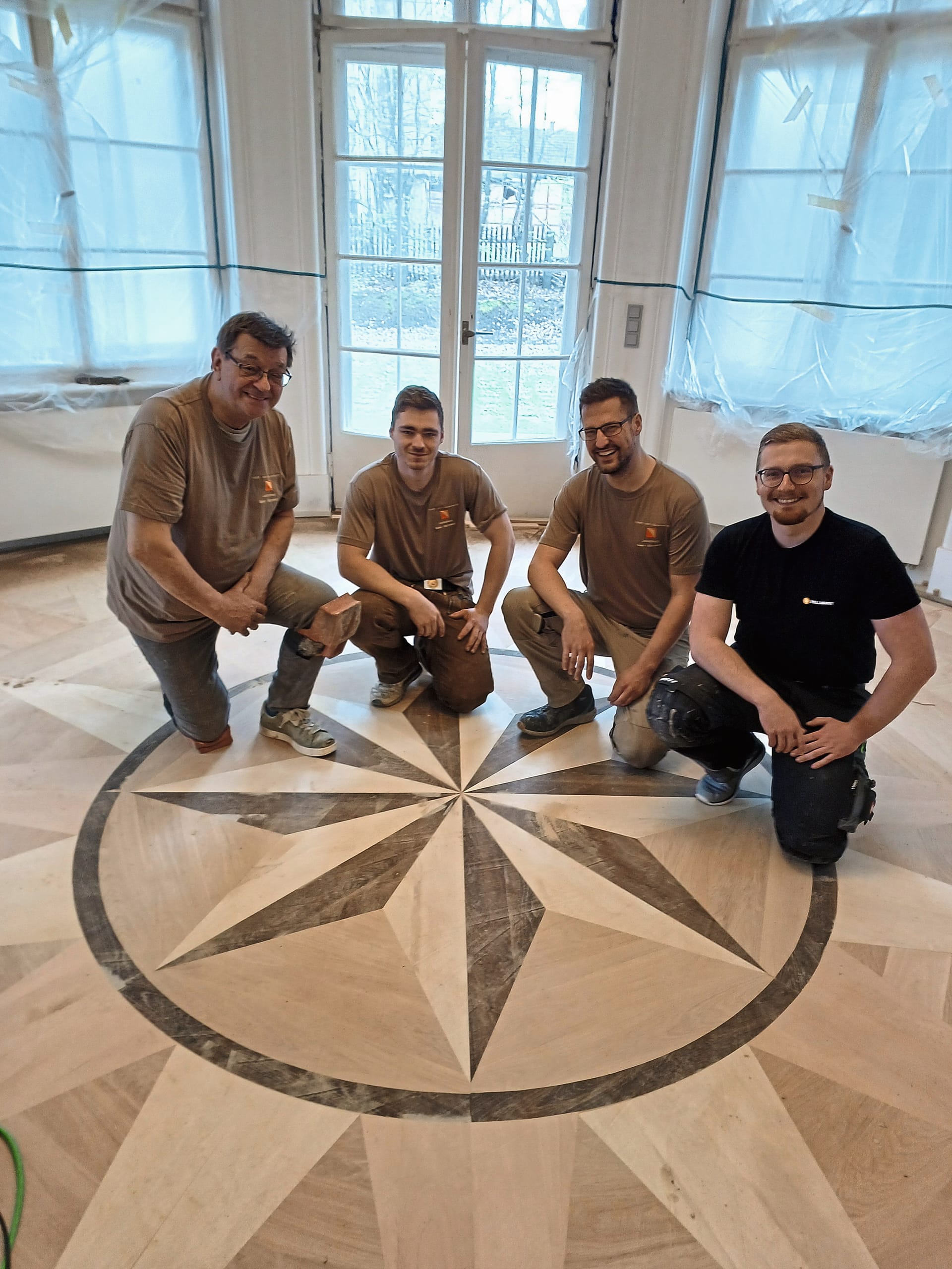 Freuen sich über die gelungene Verlegearbeit (von links): Ernst Müller, Ernst Joshua Scholz, Moritz Schöfer und Phillip Buhl.