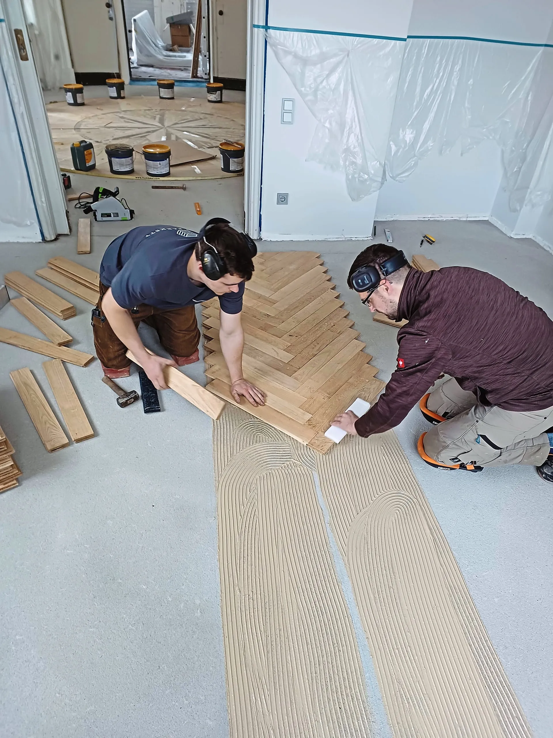 Ernst Joshua Scholz (links) und Moritz Schöfer verlegen Fischgrat.