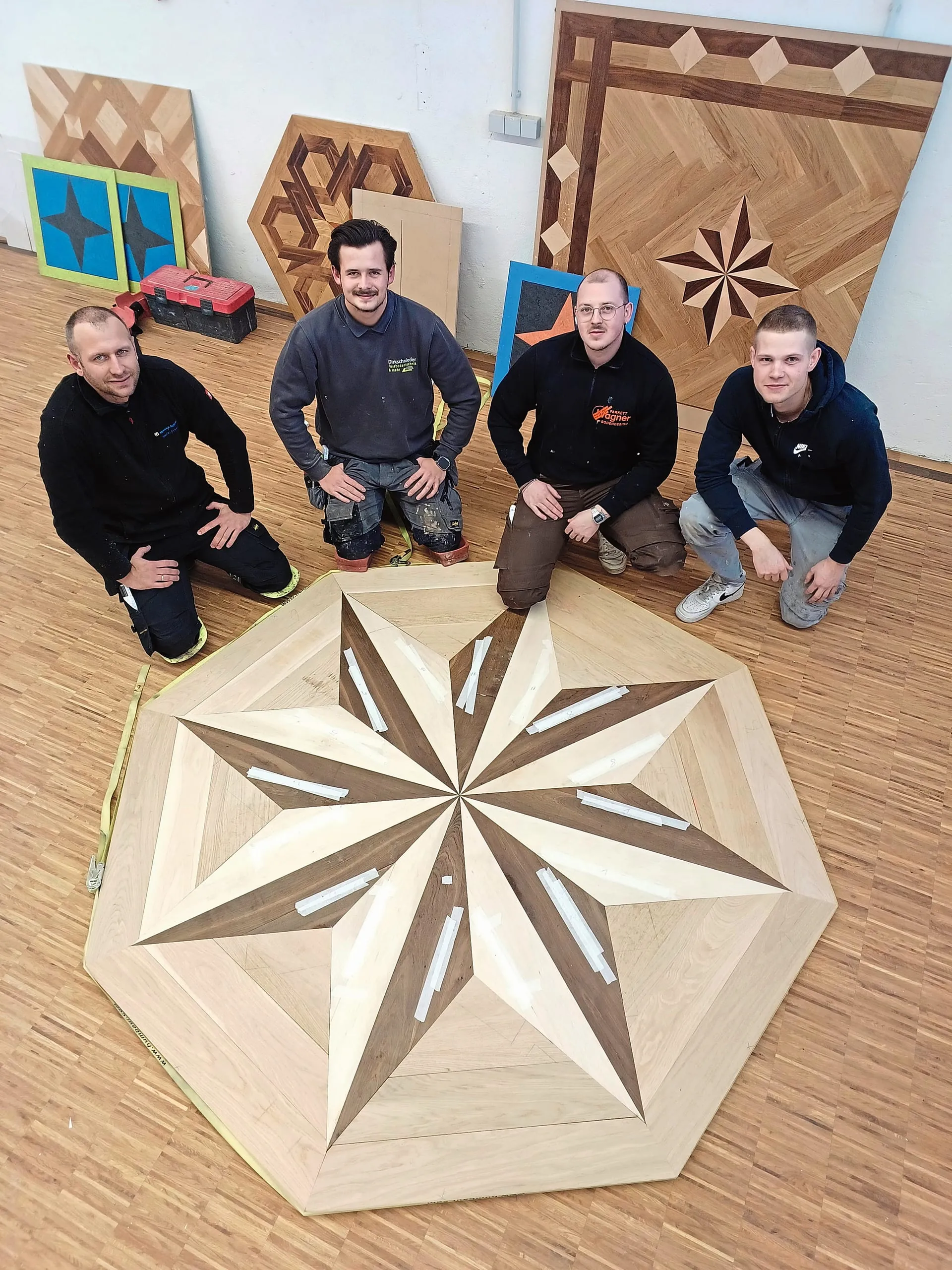 Meisterschüler Marcej Ertmann, Jan Dickschnieder, Jannik Wagner, Hannes Varel (v.l.n.r.) haben den Innenkreis hergestellt