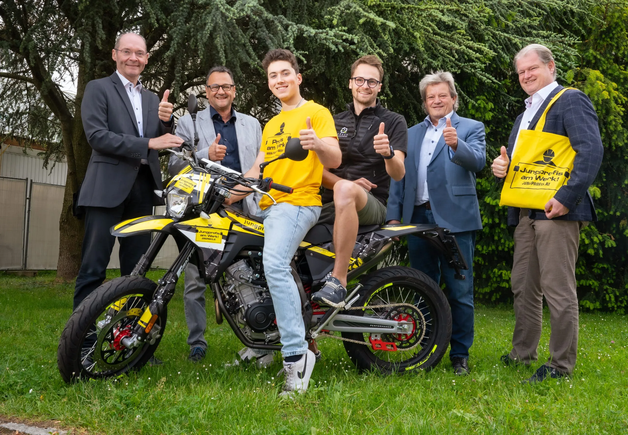 Bodenleger-Lehrling gewinnt Motorrad
