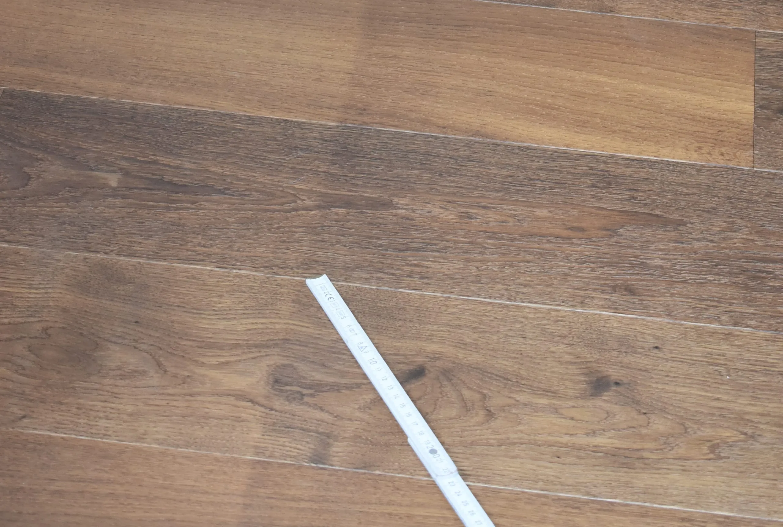 Farbunterschiede im Parkett