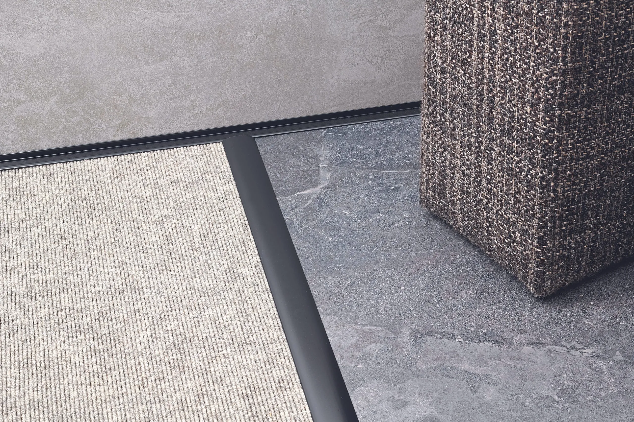 Cool und schwarz: Bei Multifloor von Dural