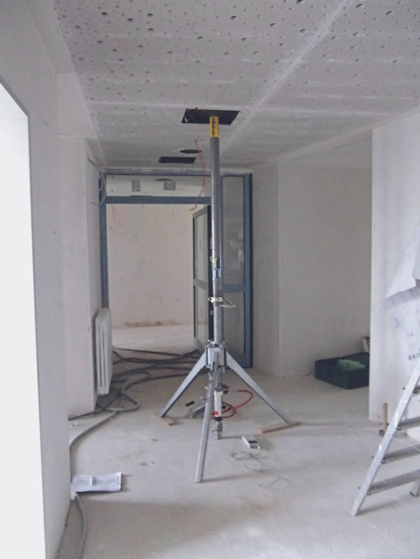 Versuchsaufbaus für das Einzellastprüfungsverfahren in Estrichmitte