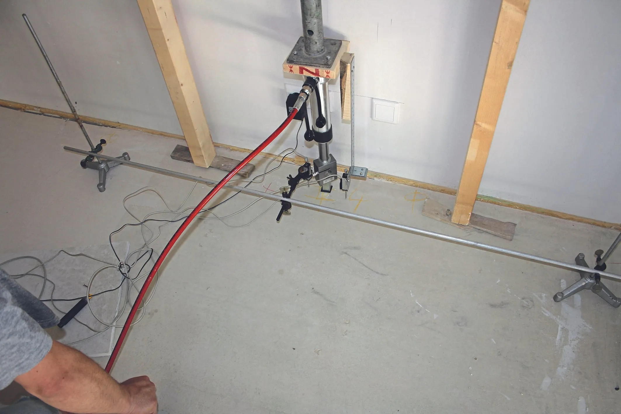 Versuchsaufbau für das Einzellastprüfungsverfahren am Estrichrand.