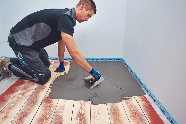 Verstreichen der Spachtelmasse Planipatch Xtra & Latex Plus von Mapei