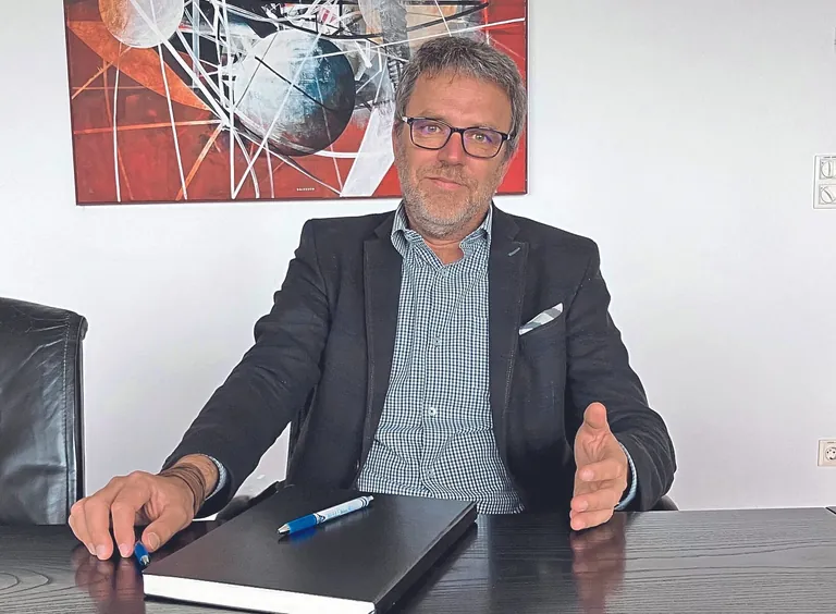 Gerold Schmidt, Hamberger Flooring, sitzt am Tisch