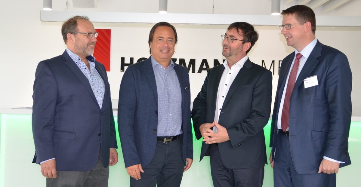 Bundestagsabgeordnete Stephan Stracke (re.), der Bundesinnungsmeister im Bundesverband Parkett und Fußbodentechnik, Peter Fendt (li.), Verleger Alexander Holzmann (2. v. li.) sowie bwd-Chefredakteur Stefan Heinze