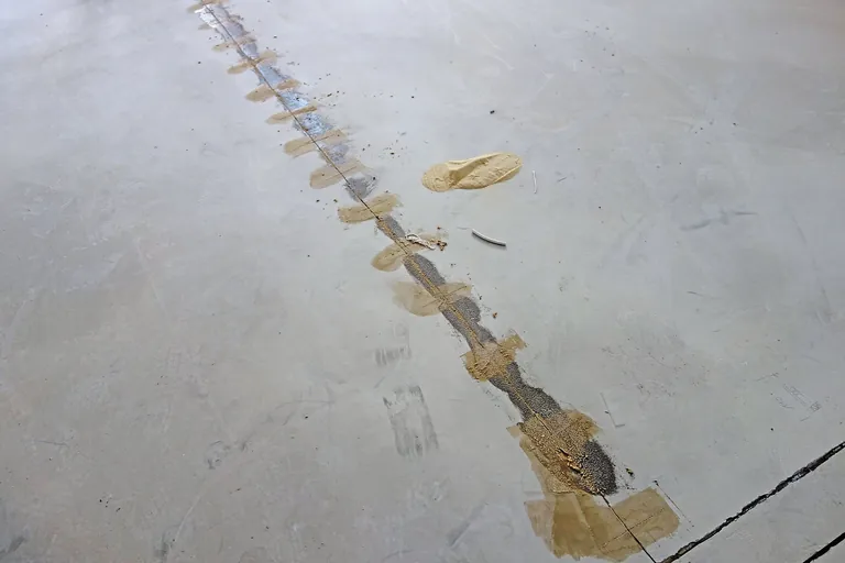 kraftschl&uuml;ssig verharzte Scheinfuge