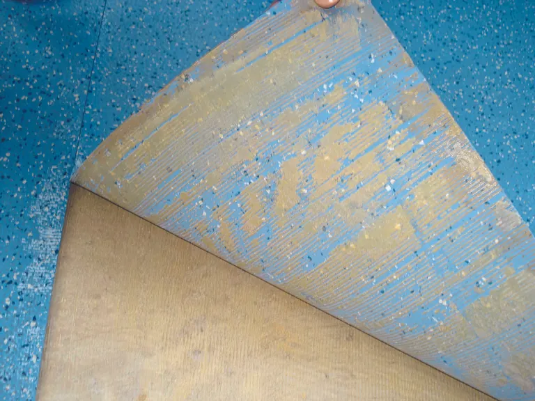 Klebstoffflecken auf Oberbelägen