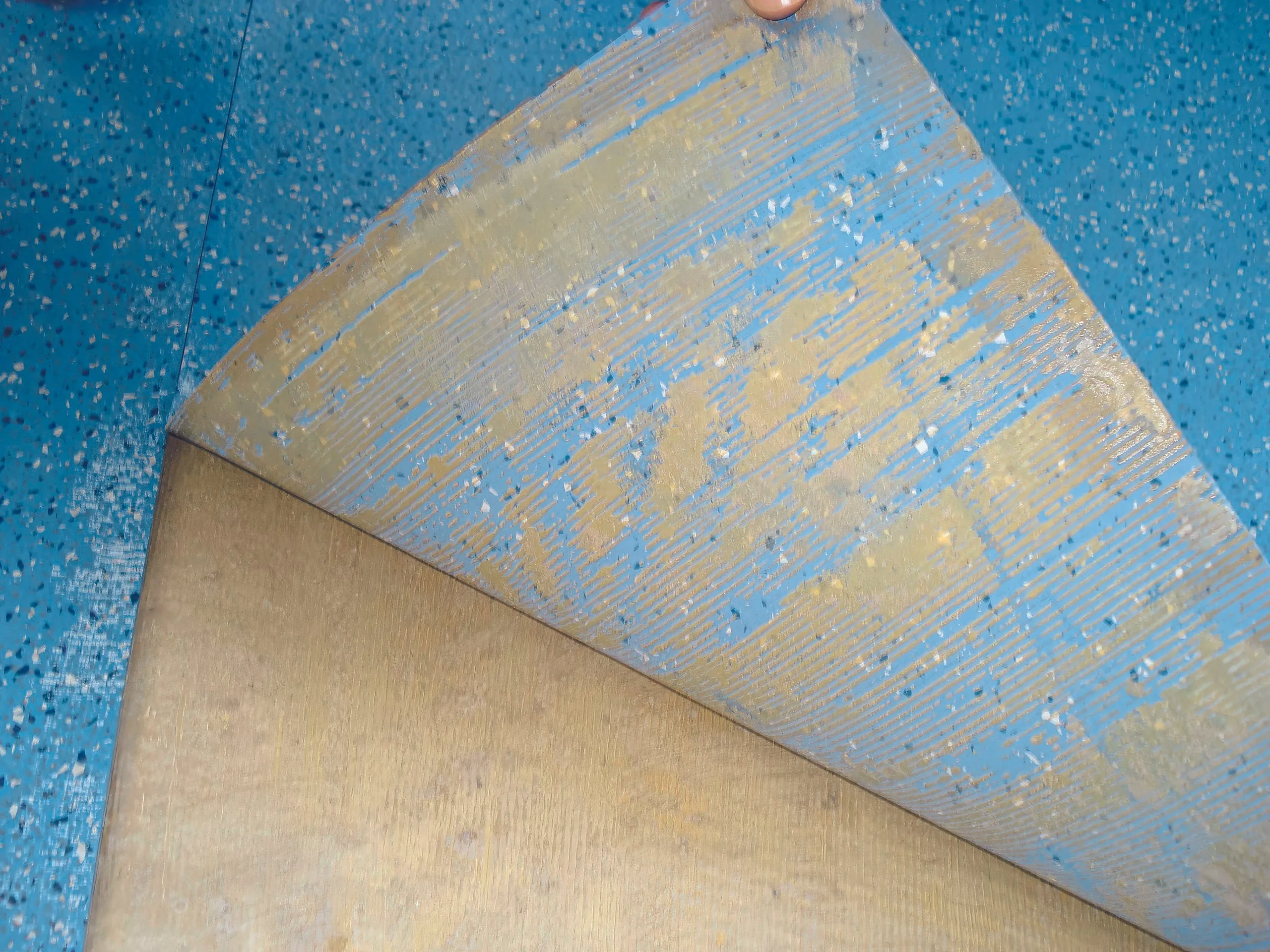 Klebstoffflecken auf Bodenbelägen erkennen und richtig entfernen