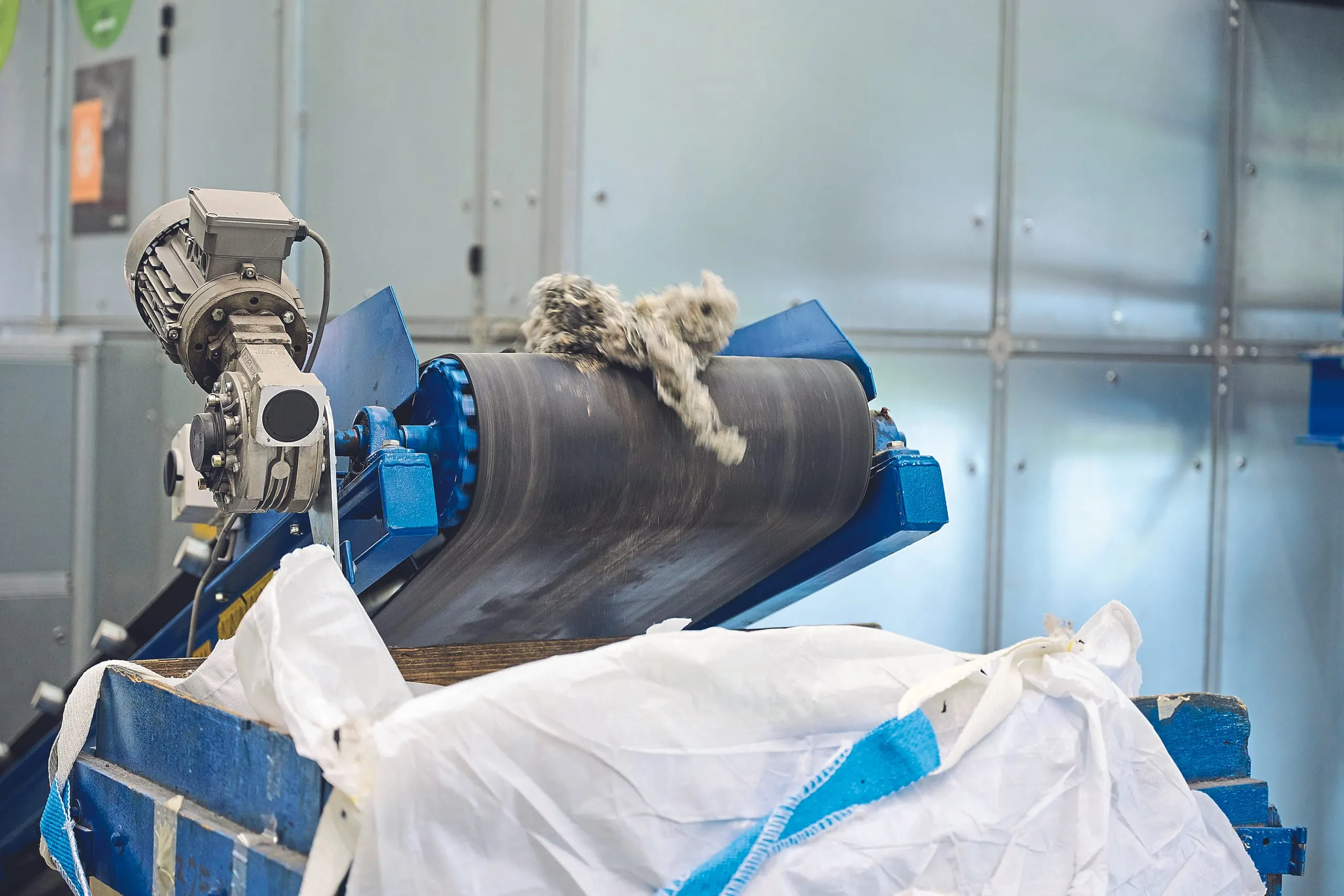 recycelte Bodenbeläge über Band