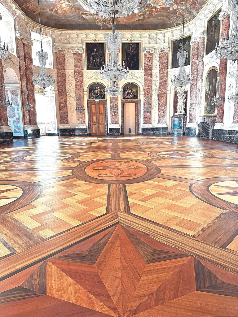 Schloss Mannheim prunkvoller Parkettboden im Rittersaal nach der Restaurierung