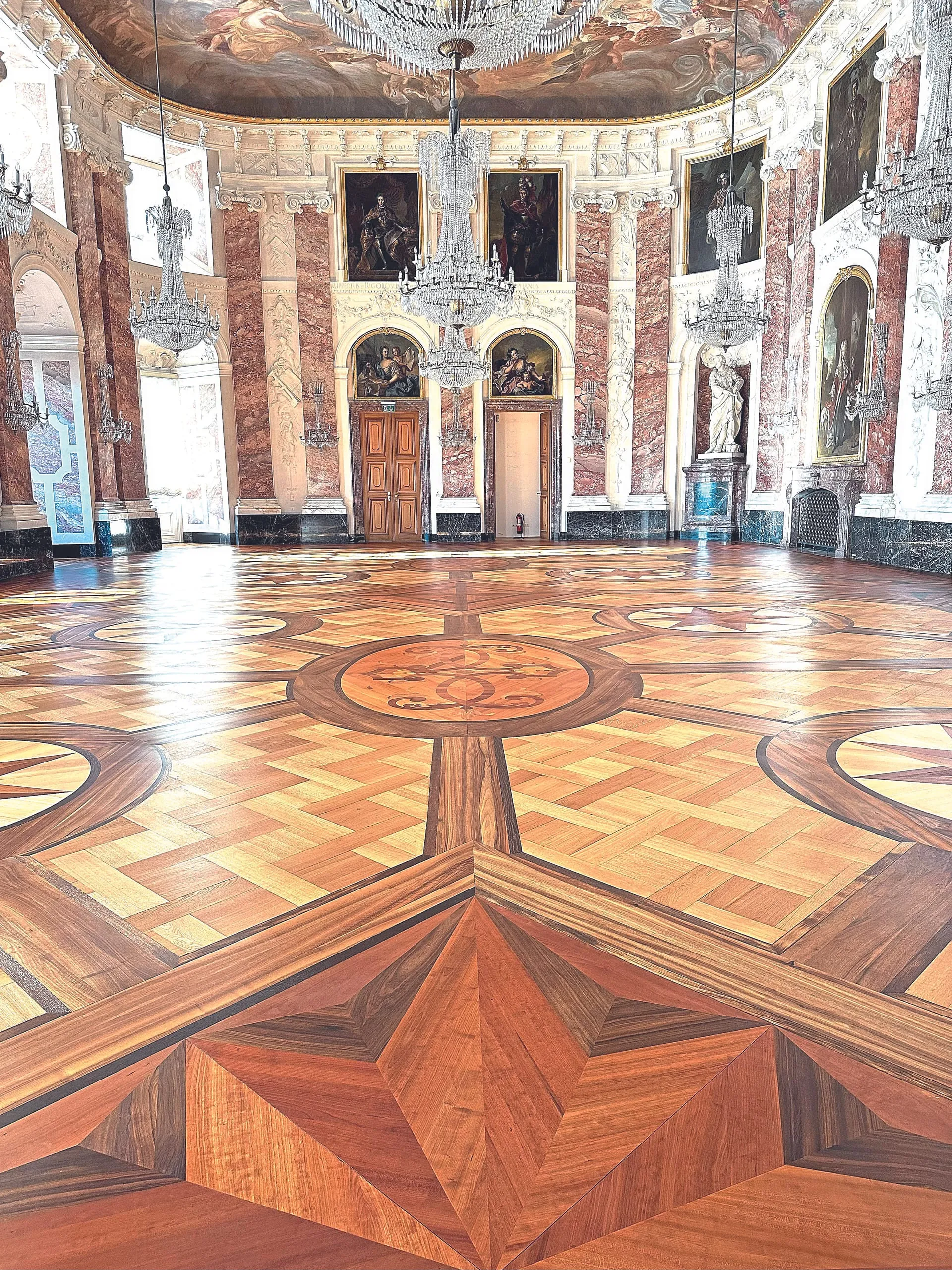 Schloss Mannheim prunkvoller Parkettboden im Rittersaal nach der Restaurierung