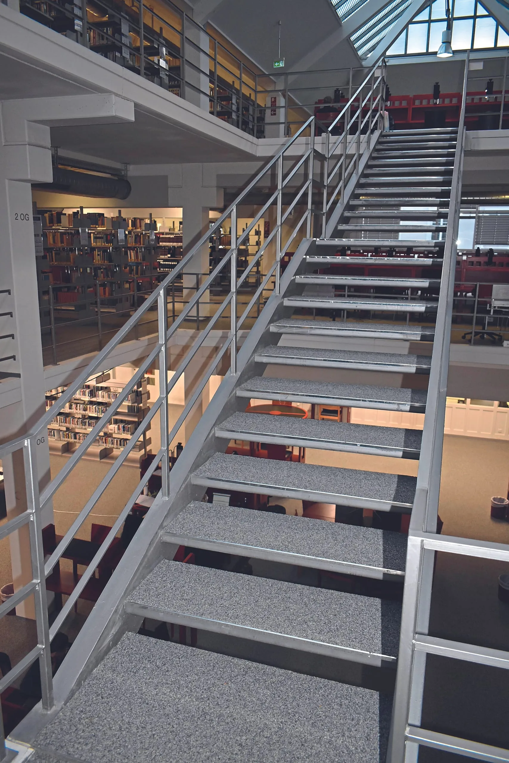 Treppenanlage in einer Bibliothek