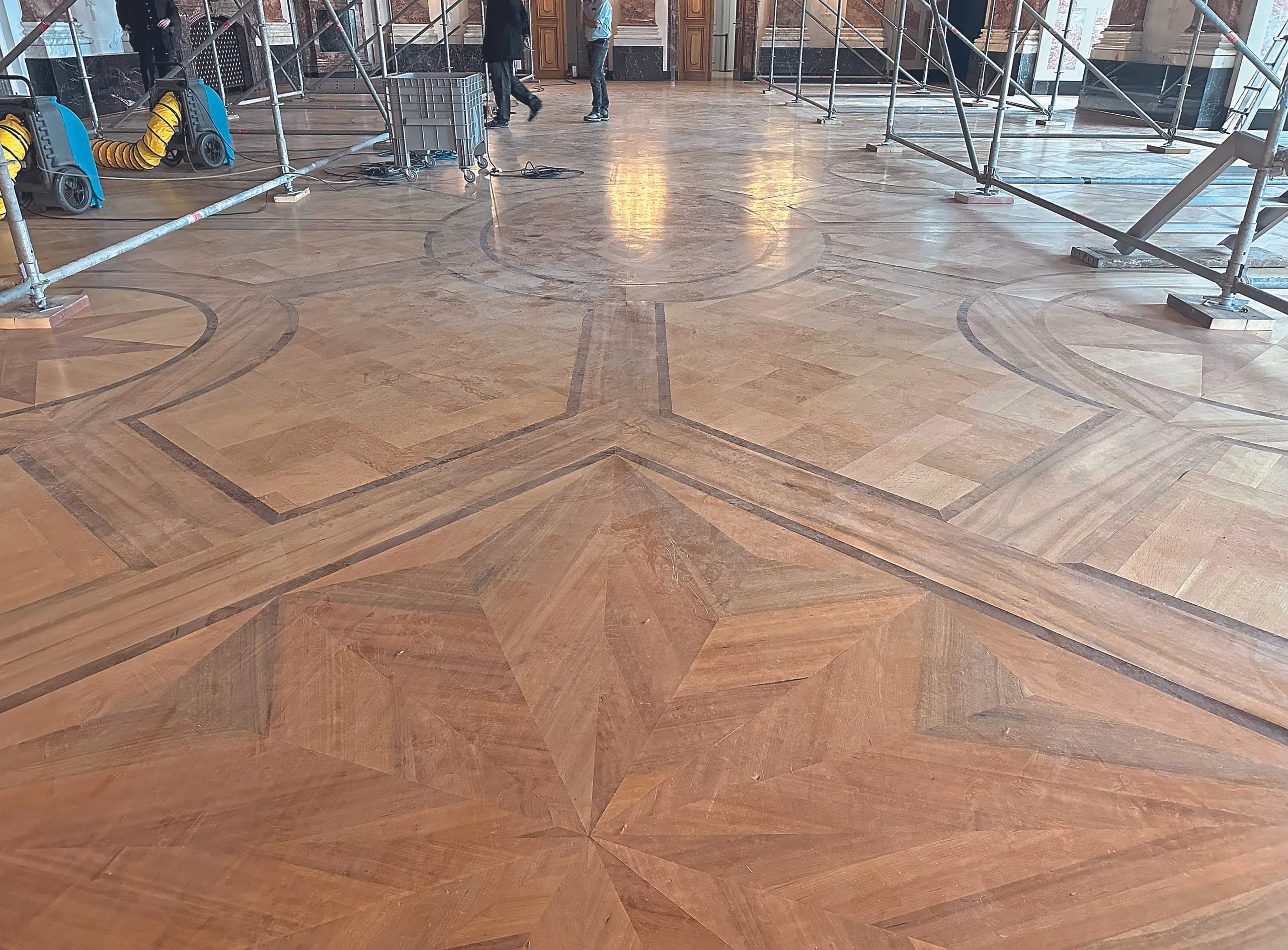 Schloss Mannheim: Parkettboden mit Gerüst