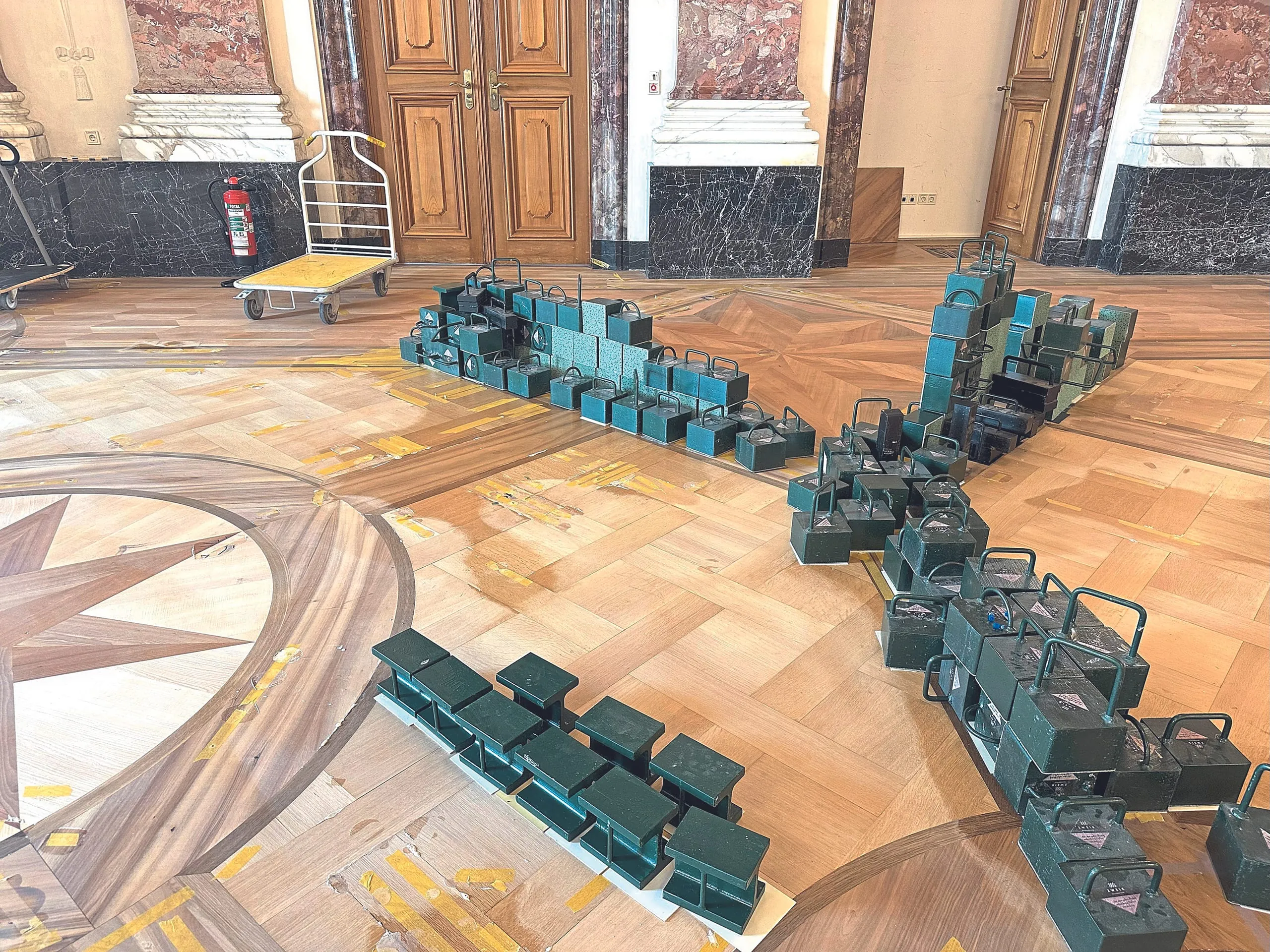 Schloss Mannheim 4000 kg Gewichte auf Parkett