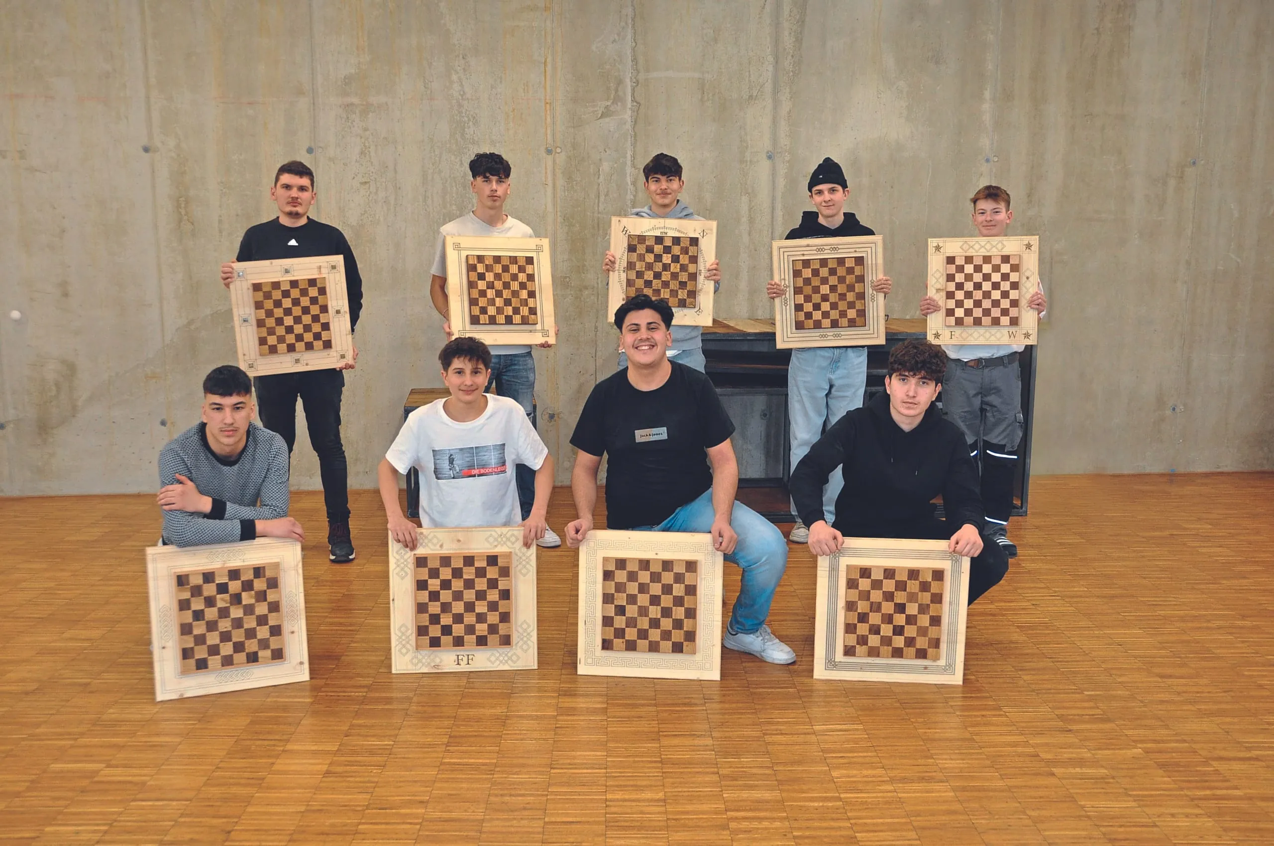 Tiroler Bodenlegerlehrlinge und ihre Parkettarbeiten