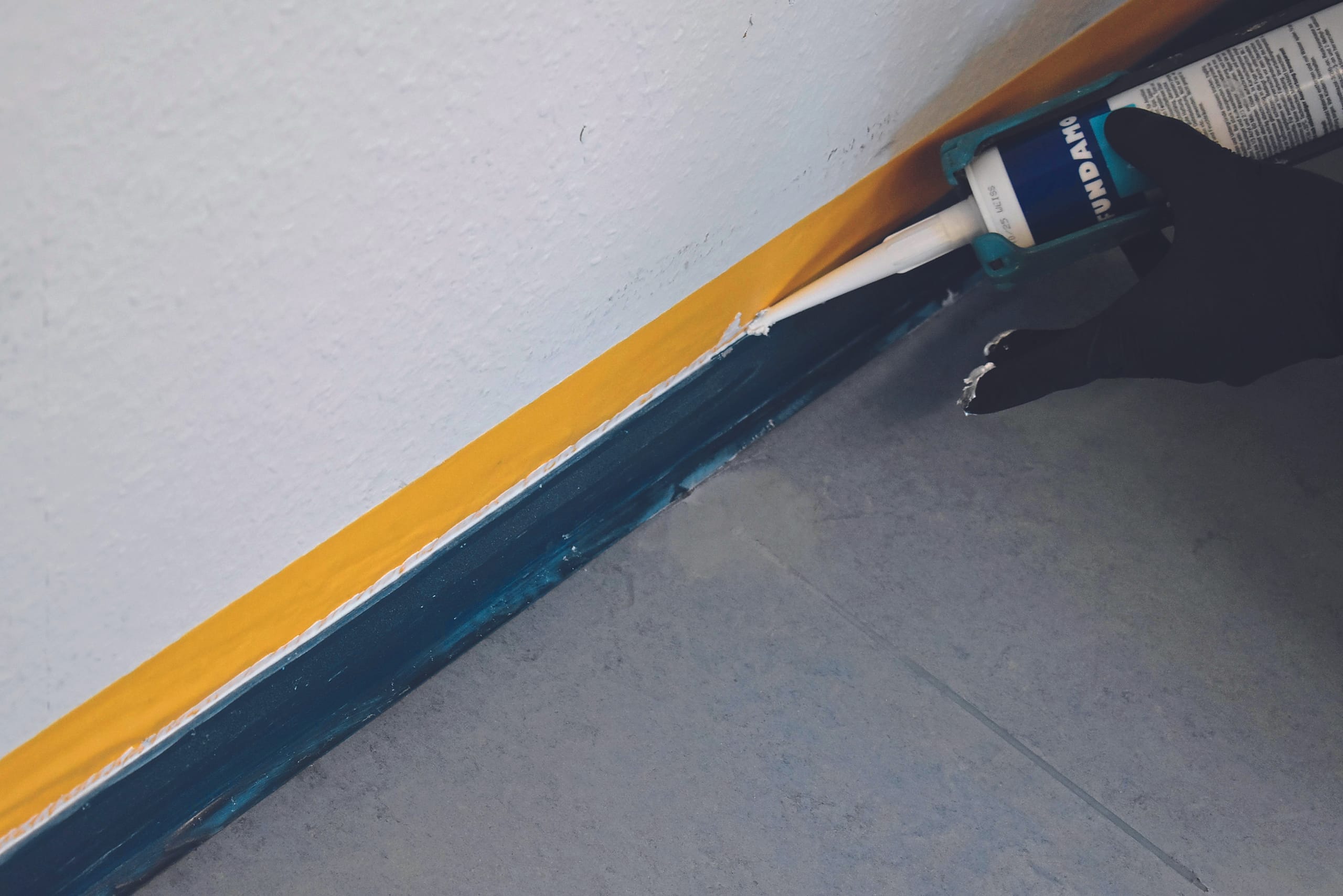 Bild 9 An den Fußleisten: Anschlussfuge mit ­Fugendichtstoff abdichten.