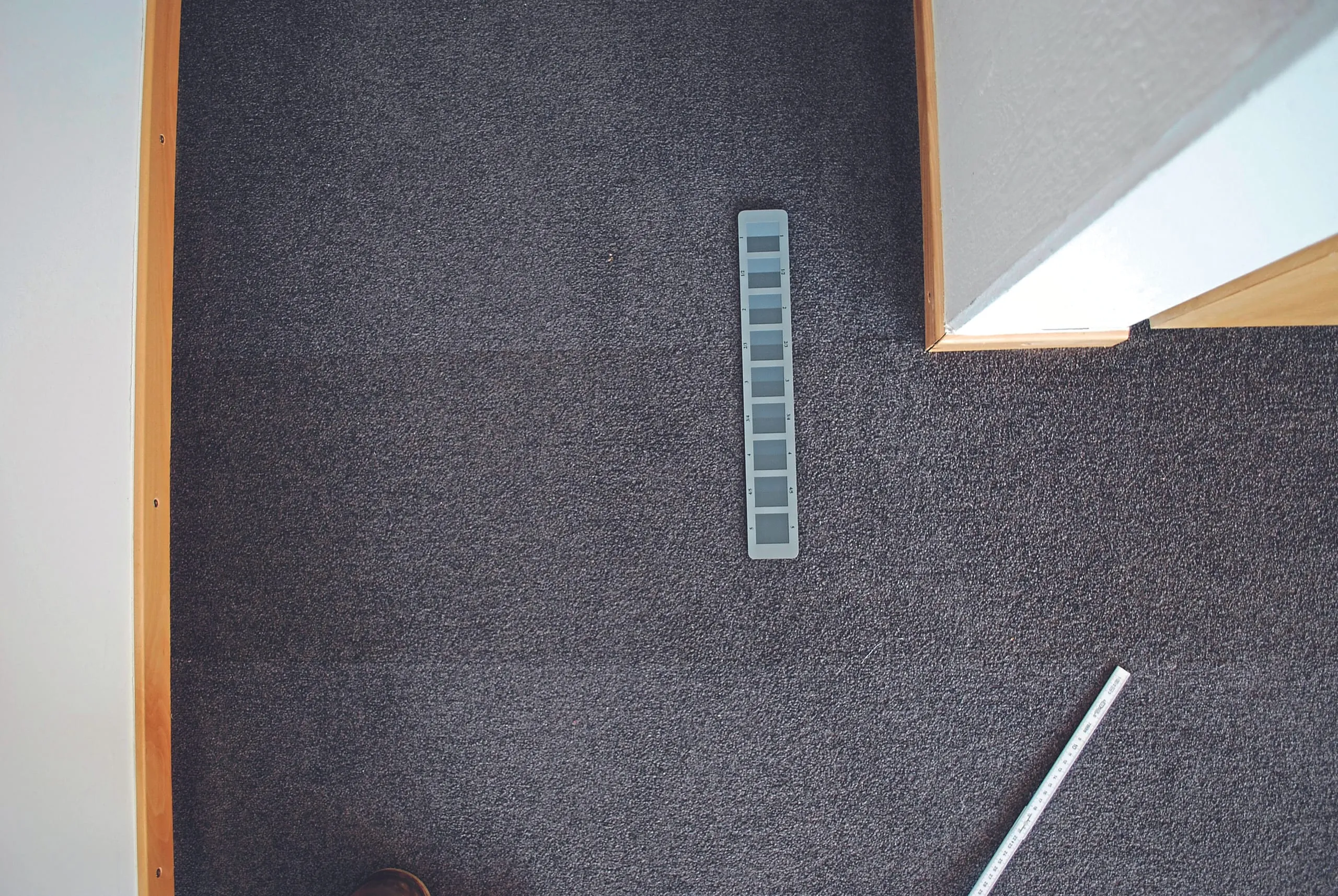 Fall II: Blick in den Flur mit Farbabweichungen und Bewertung mit Graumaßstab.