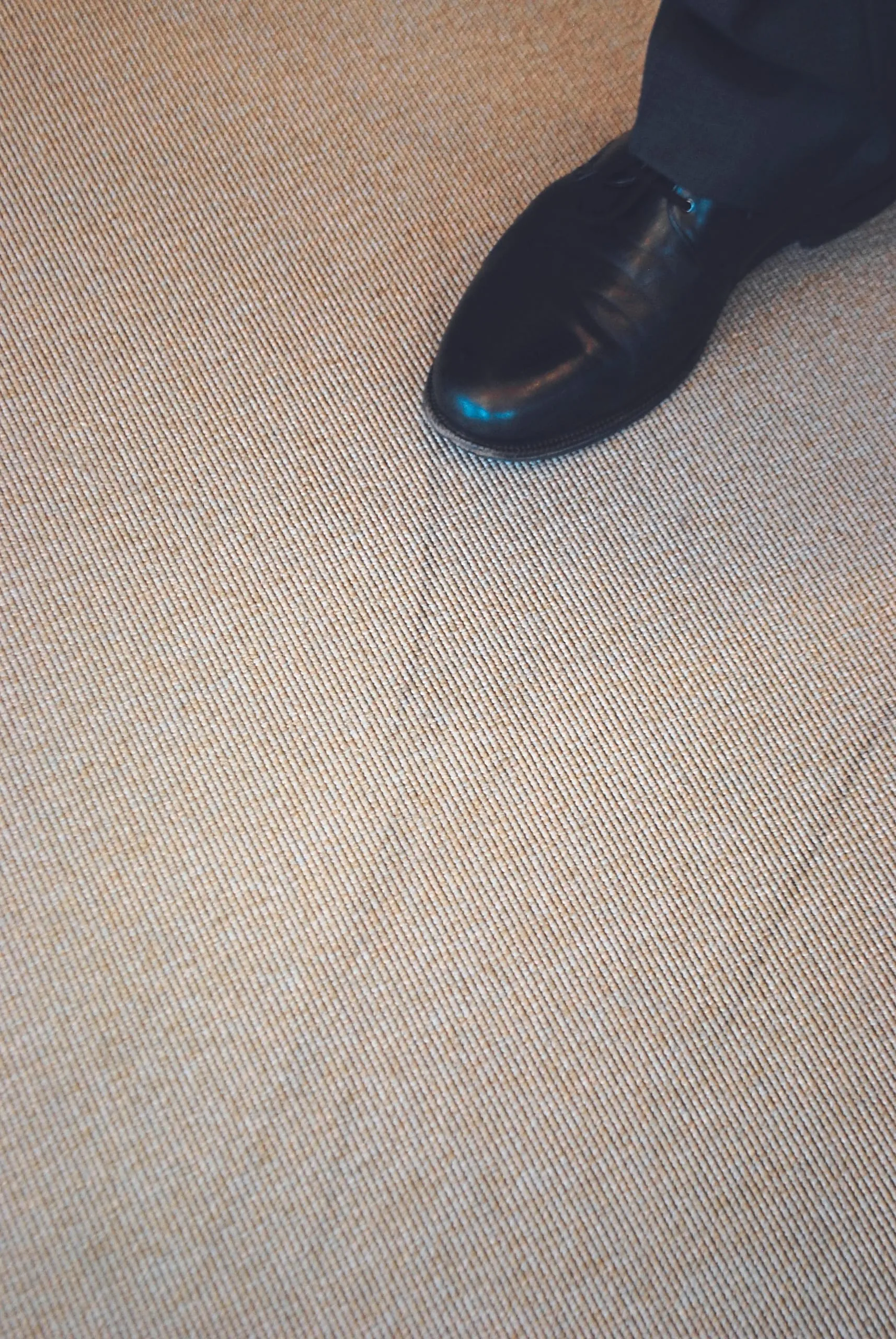 Teppichbodenverschmutzungen Schwarze Schuhsohlen – Verstrichun gen.