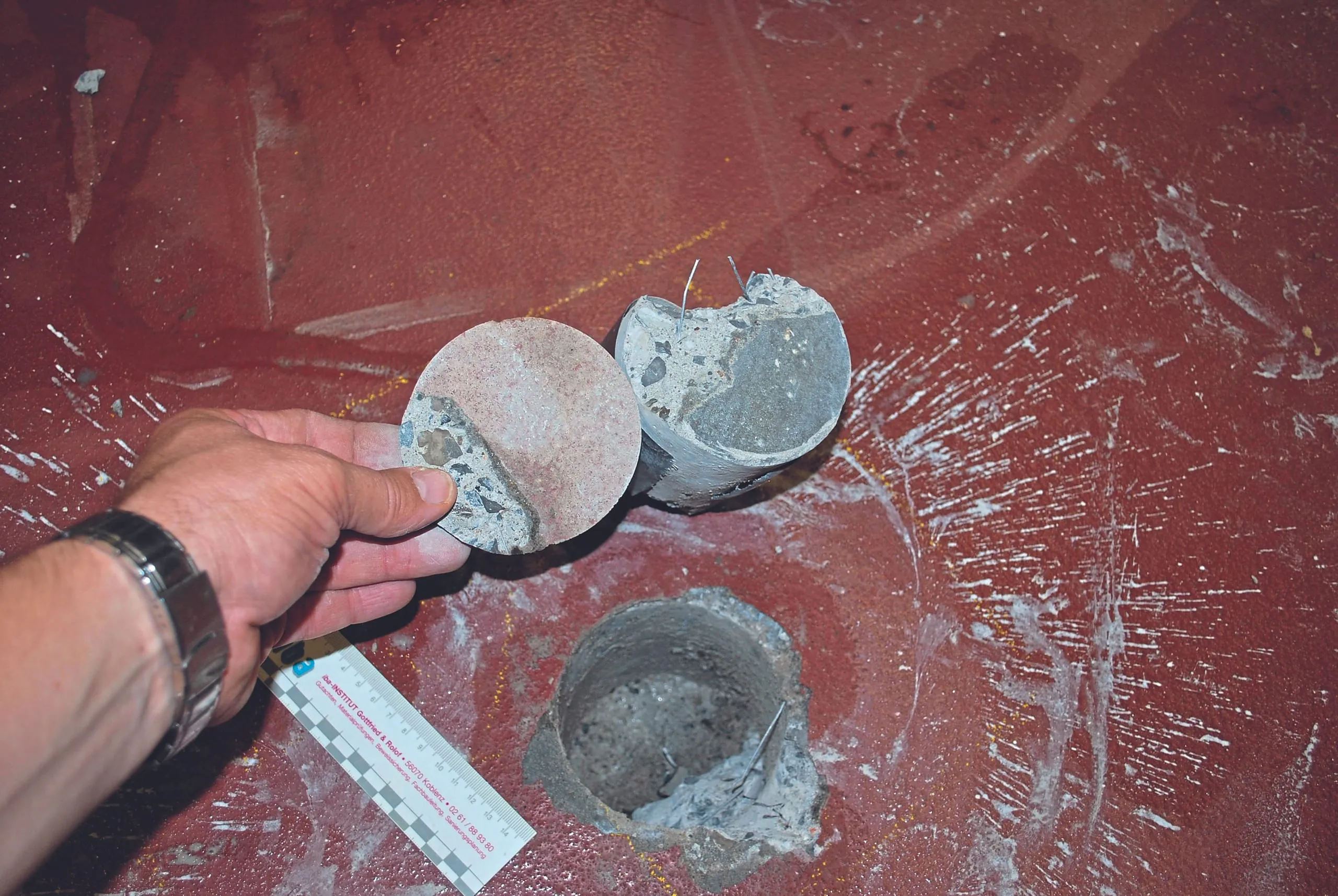 Ursachenforschung: Anbohren der Prüfstempel und Bohrkernentnahme.