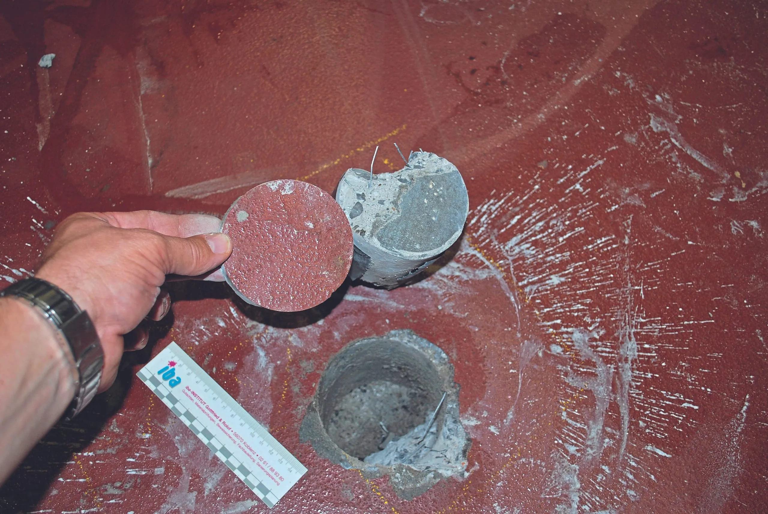 Ursachenforschung: Anbohren der Prüfstempel und Bohrkernentnahme.