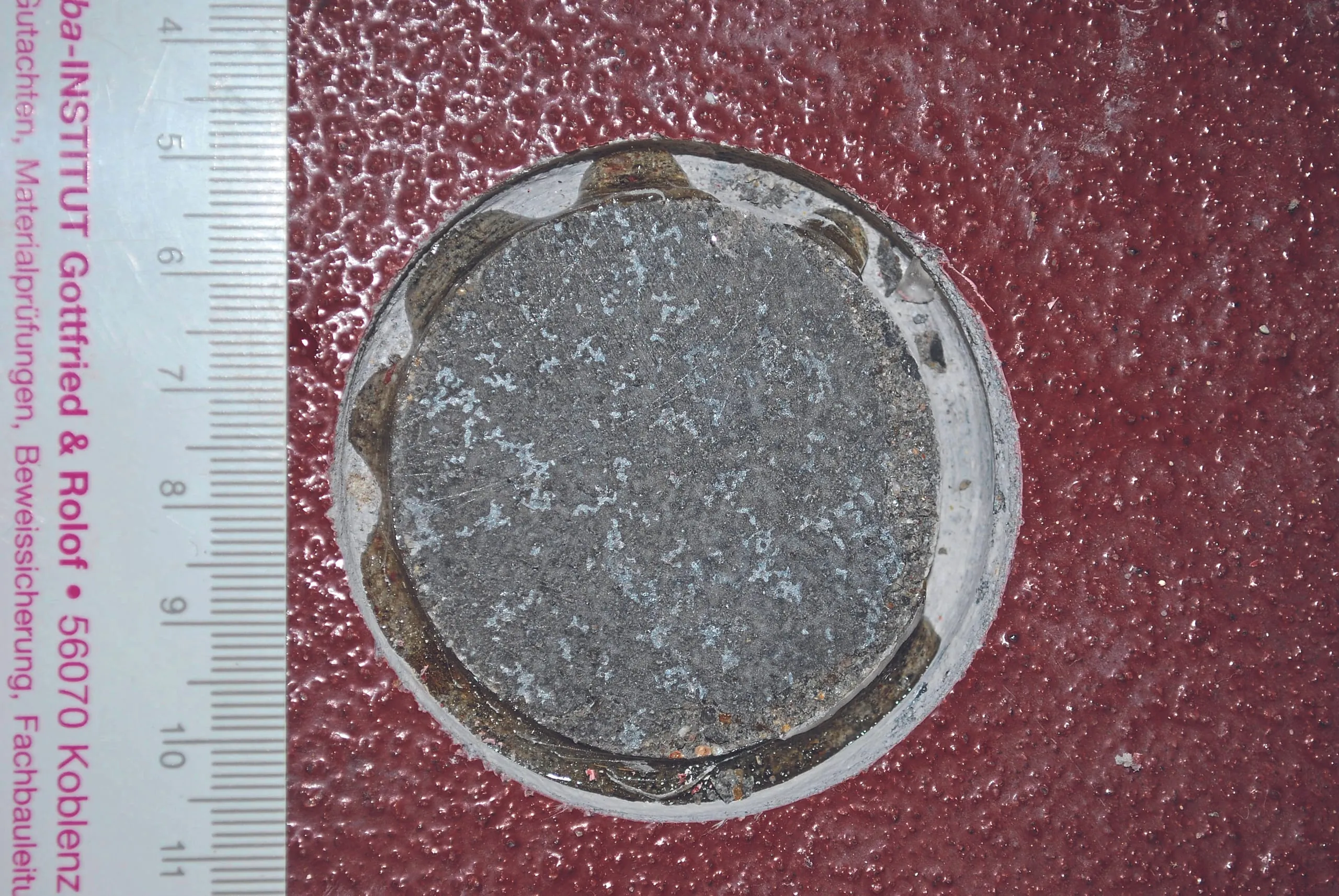 Bilder 14, 15 und 16 In der Werkstatt zeigen die Bohrkernentnahmen eine zu geringe Abreißfestigkeit: statt 1,50 N/mm 2 nur > 0,86 N/mm 2 bis < 1,25 N/mm 2 .