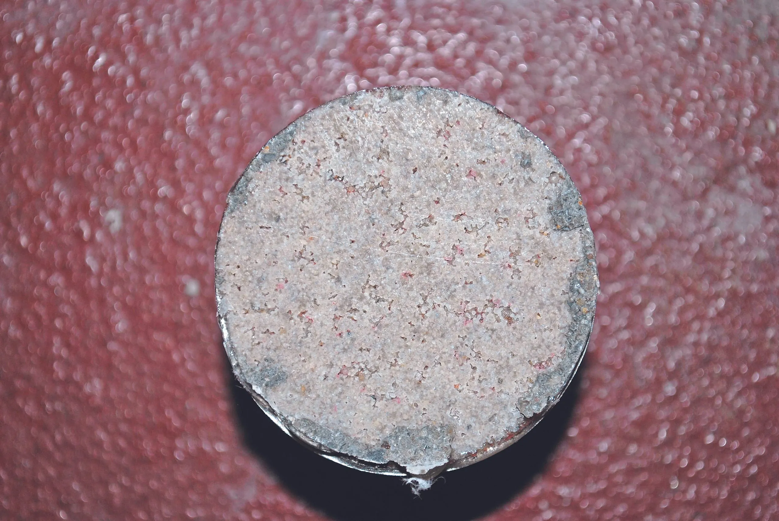 Bilder 14, 15 und 16 In der Werkstatt zeigen die Bohrkernentnahmen eine zu geringe Abreißfestigkeit: statt 1,50 N/mm 2 nur > 0,86 N/mm 2 bis < 1,25 N/mm 2 .