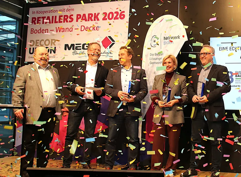 Konfettiregen f&uuml;r das Bodenprojekt des Jahres 2026. Netzwerk Boden hat die Auszeichnung gestern Nachmittag auf der B&uuml;hne des Retailer&rsquo;s Park der Domotex Hannover &uuml;bergeben. 