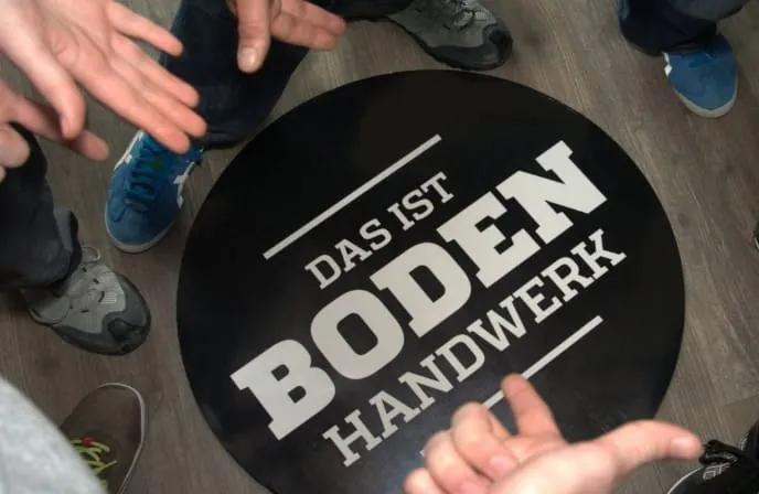 Die Ausbildungsinitiative &bdquo;Das ist Bodenhandwerk&ldquo; w&uuml;nscht sich mehr Ausbildungsbetriebe im Stellenfinder und mehr Sichtbarkeit vor Ort.