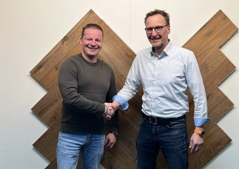 Maik Broersen (links), Eigentümer und CEO der Firma FB Hout, mit Alexander Drüsedau.
