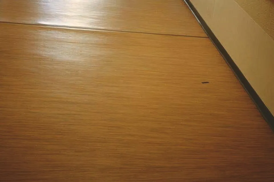 Blasen und Beulen in elastischen Bodenbelägen