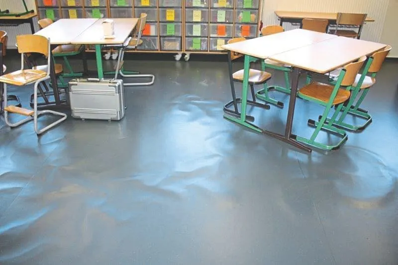 Blasen und Beulen in elastischen Bodenbelägen