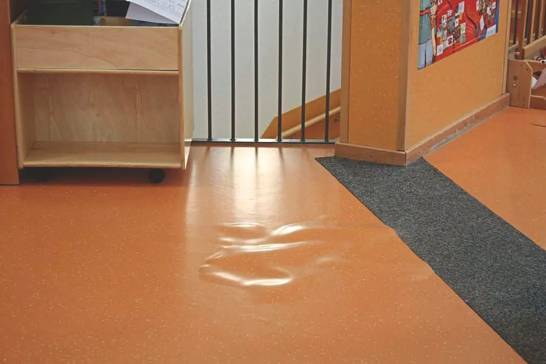 Blasen und Beulen in elastischen Bodenbelägen