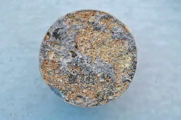 Eisstadion mit Schäden an der Bodenbeschichtung