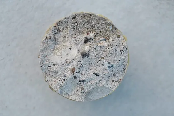 Eisstadion mit Schäden an der Bodenbeschichtung